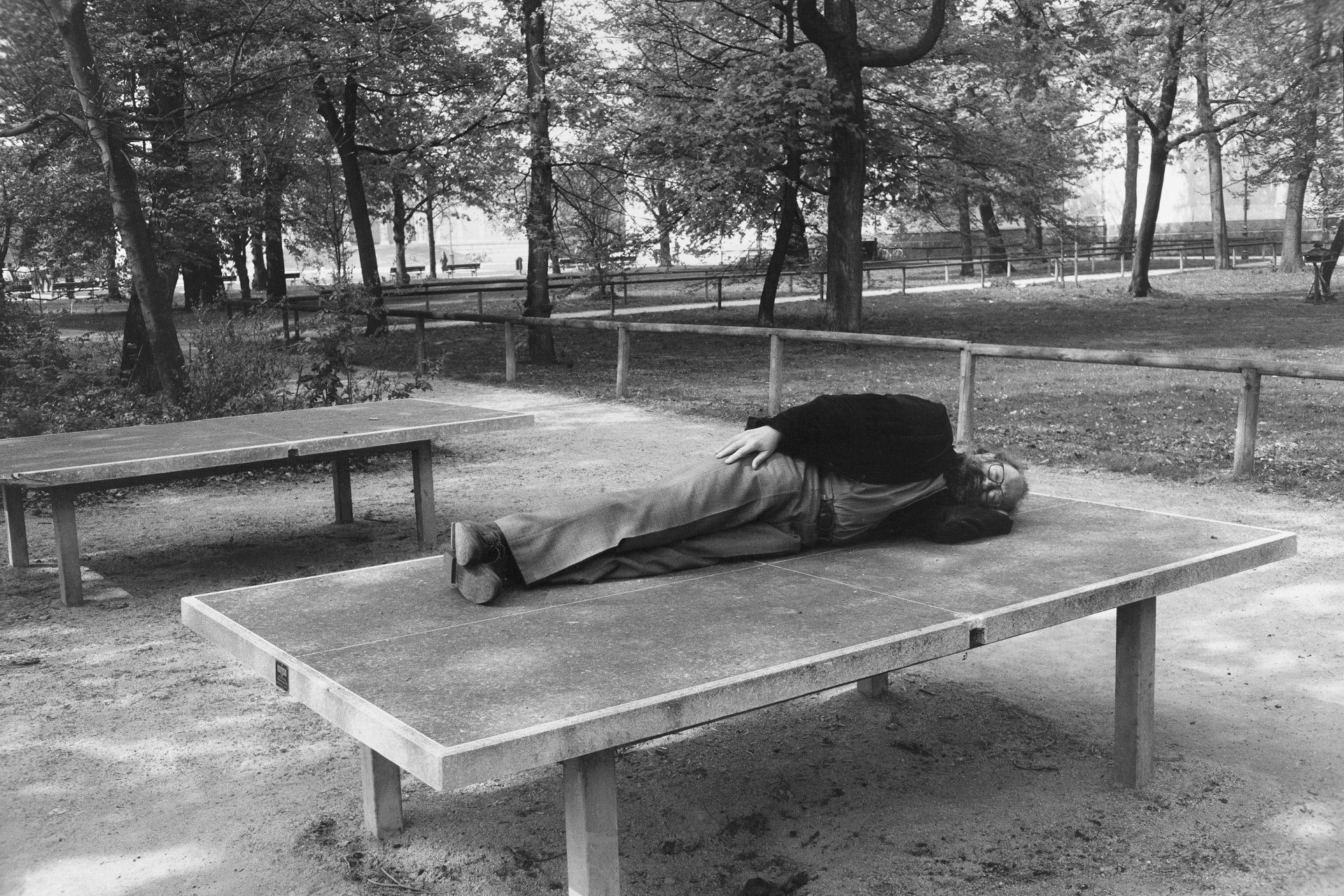 Július Koller: Mníchovská kultúrna situácia (U.F.O.), 1991, čiernobiely negatív, vo vlastníctve Július Koller Society, Bratislava